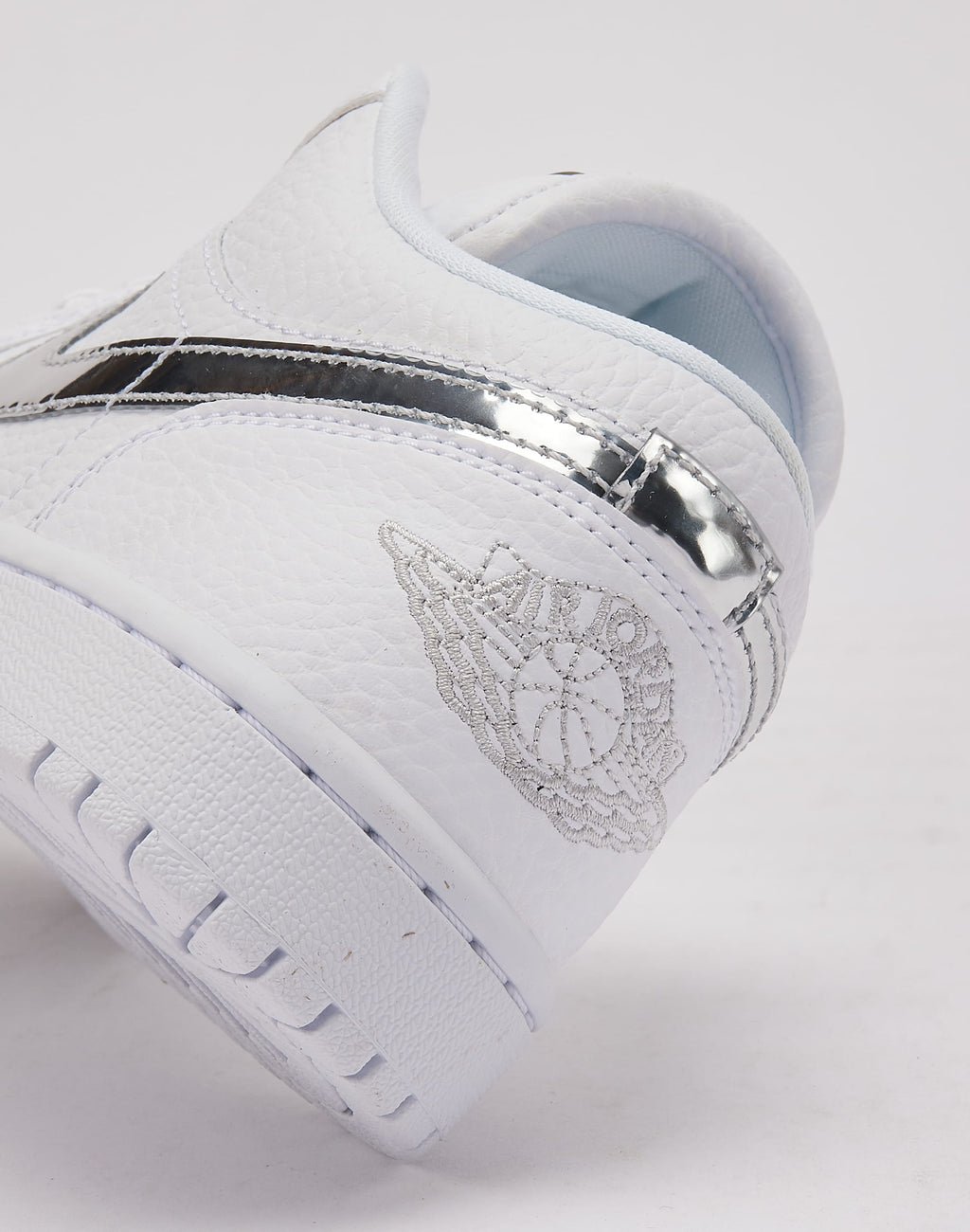 JORDAN AIR JORDAN 1 LOW SE WHITE (MUJER)
